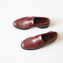 Load image into Gallery viewer, &quot;ALLEN EDMONDS&quot; COIN LOAFERS MADE IN USA (9) MINT CONDITION
